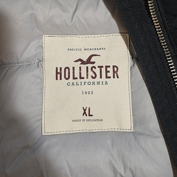 Hollister Black Puffer Jacket with Faux Fur Hood - Picture 5 of 5